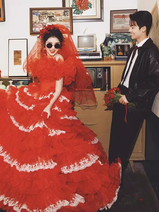 赤いヴィンテージストリートスタイルのウェディングドレス女性の - Vintage Fashion Photographers のレビューと価格