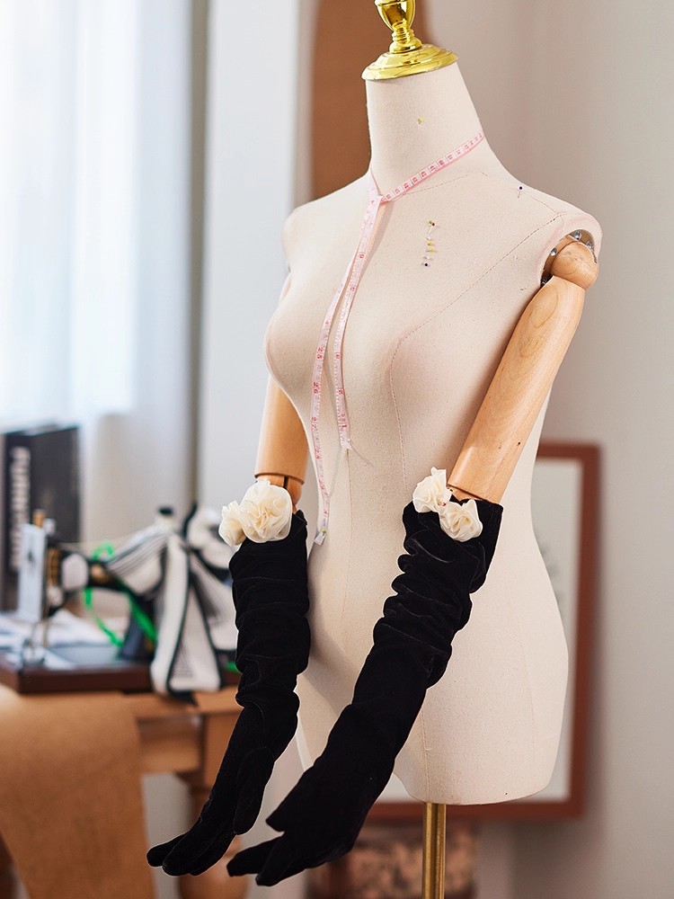 女性のエレガントな黒の花柄ロングベルベットグローブ 女性用  - Vintage Fashion Photographers のレビューと価格